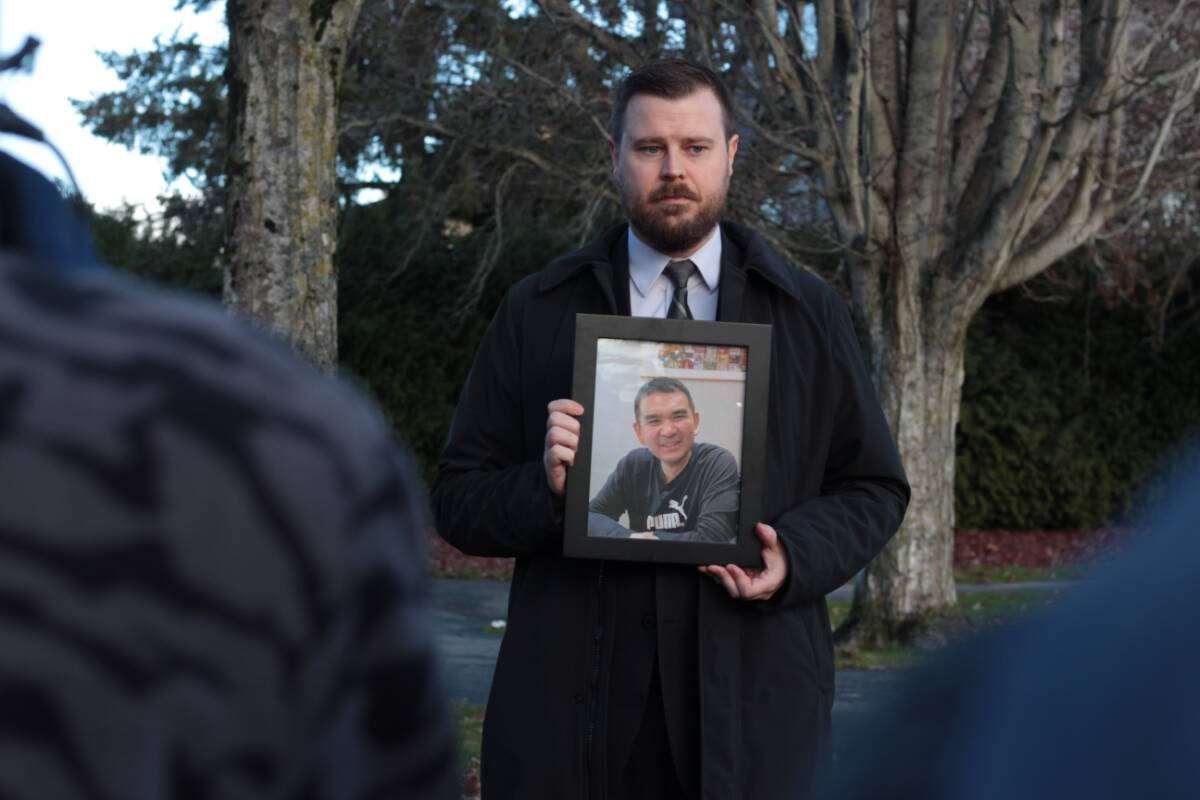 Integrated Homicide Investigation Team Sgt. Timothy Pierotti holds up a photo of 46-year-old Derrek Chen who was found dead in his Richmond home with his 13-year-old son on Nov. 30, 2023. (Lauren Collins)