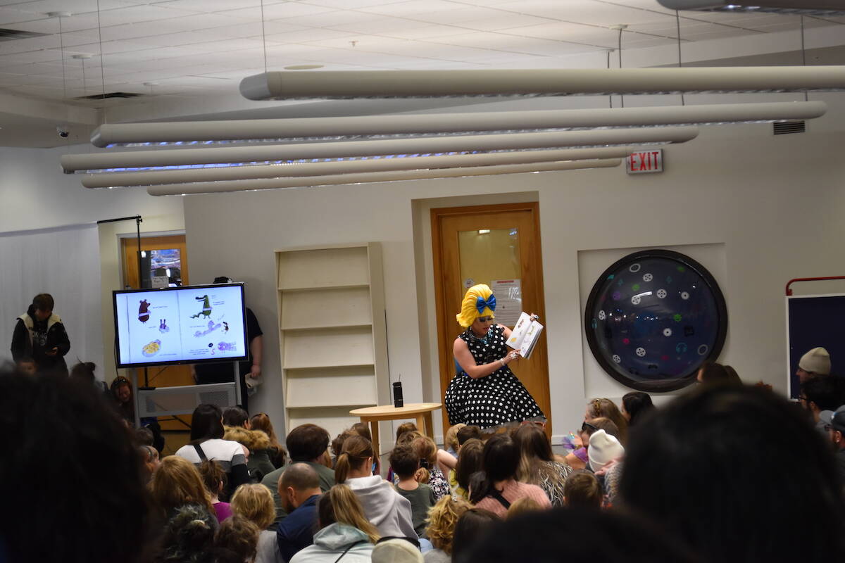 Freida Whales reading at Drag Story Time on Jan. 28, 2023. (Jacqueline Gelineau/Capital News)