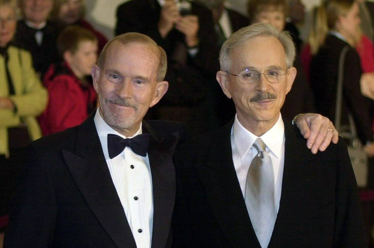 FILE - This Oct. 29, 2002 file photo shows The Smothers Brothers, Tom Smothers, left, and Dick Smothers at the Kennedy Center in Washington for the Mark Twain Prize for Humor Award ceremony honoring Bob Newhart. Tom Smothers, half of the Smother Brothers and the co-host of one of the most socially conscious and groundbreaking television shows in the history of the medium, has died, Tuesday, Dec. 26, 2023 at 86.. (AP Photo/Lawrence Jackson, File)