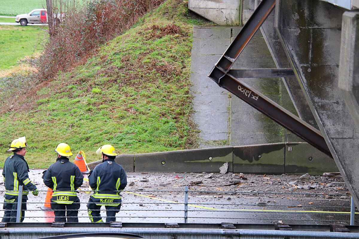 A vehicle incident at the 112th St overpass in #DeltaBC has the highway CLOSED to all southbound traffic. Traffic on the overpass is also blocked in both directions. Crews on scene. Assessment in progress. Use an alternate route. (Shane MacKichan photo)