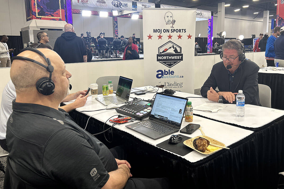 Bob Marjanovich chats with legendary former NFL quarterback Dan Marino in Las Vegas ahead of Super Bowl 58. (Nik Kowalski photo)