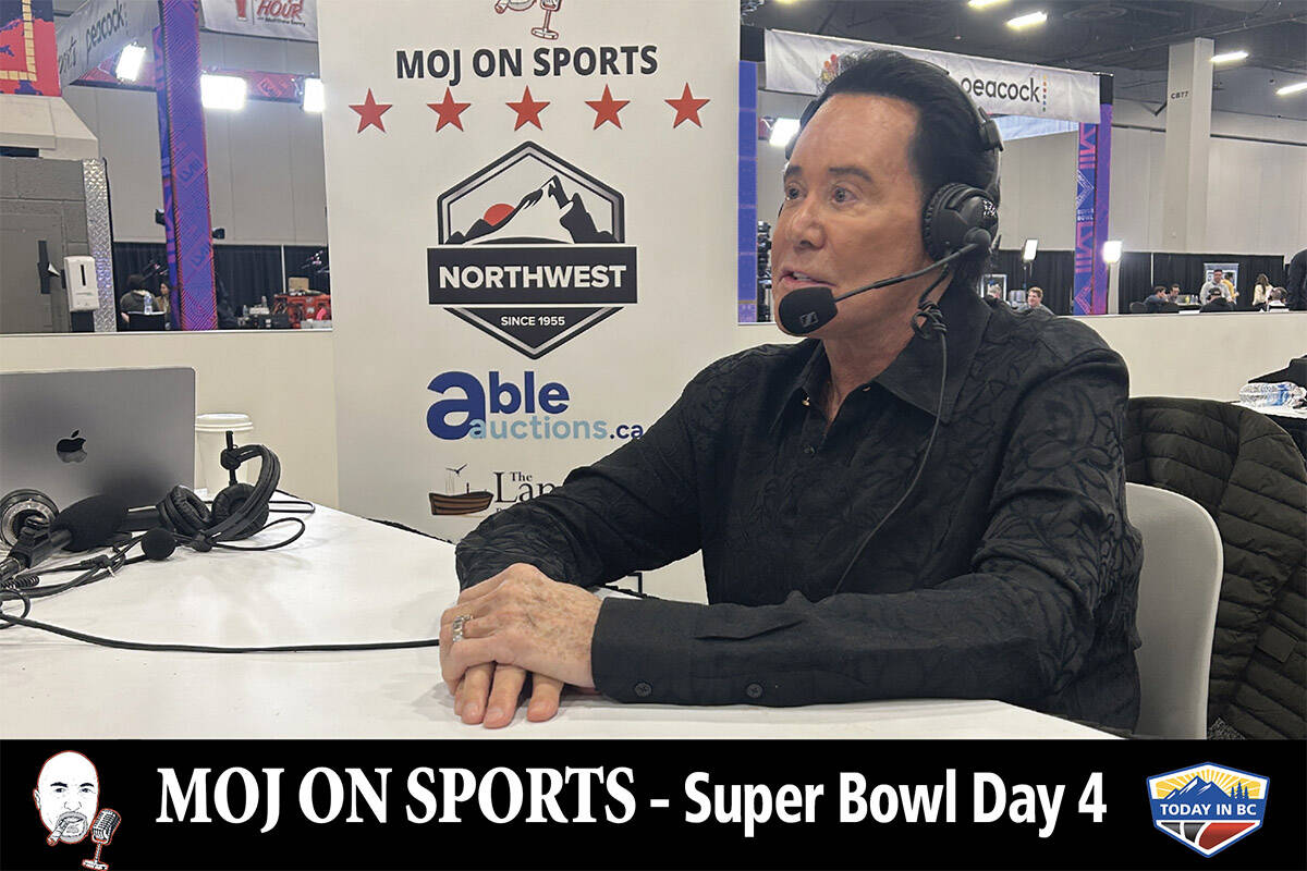 Wayne Newton, talking with Bob Marjanovich ahead of Super Bowl 58 in Las Vegas. (Nik Kowalski photo)