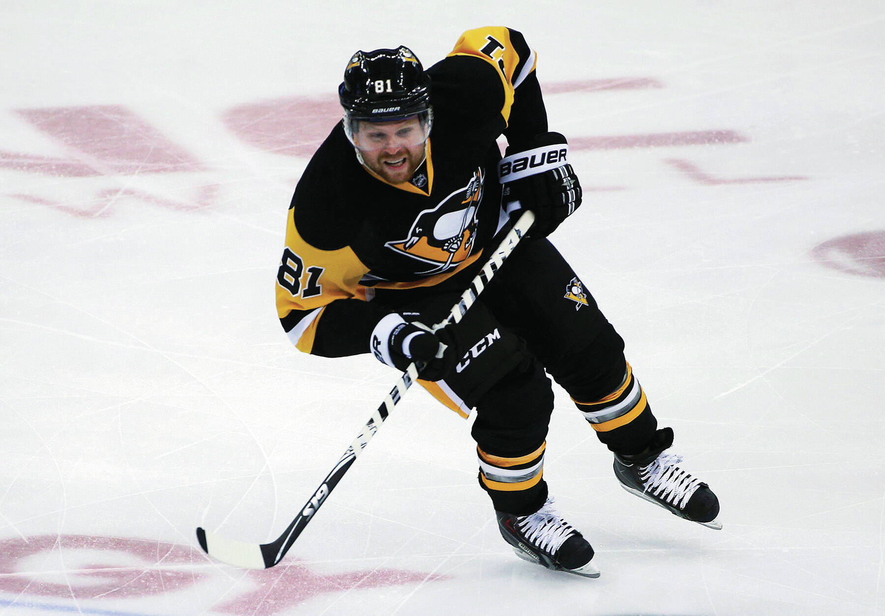 FILE - In this Jan. 2, 2016, file photo, Pittsburgh Penguins’ Phil Kessel plays during the team’s NHL hockey game against the New York Islanders in Pittsburgh. (AP Photo/Gene J. Puskar, File)
FILE - In this Jan. 2, 2016, file photo, Pittsburgh Penguins’ Phil Kessel plays during the team’s NHL hockey game against the New York Islanders in Pittsburgh. USA Hockey left Kessel off the list of the first 16 players selected to the U.S. team for the World Cup of Hockey, Wednesday, March 2.. (AP Photo/Gene J. Puskar, File)