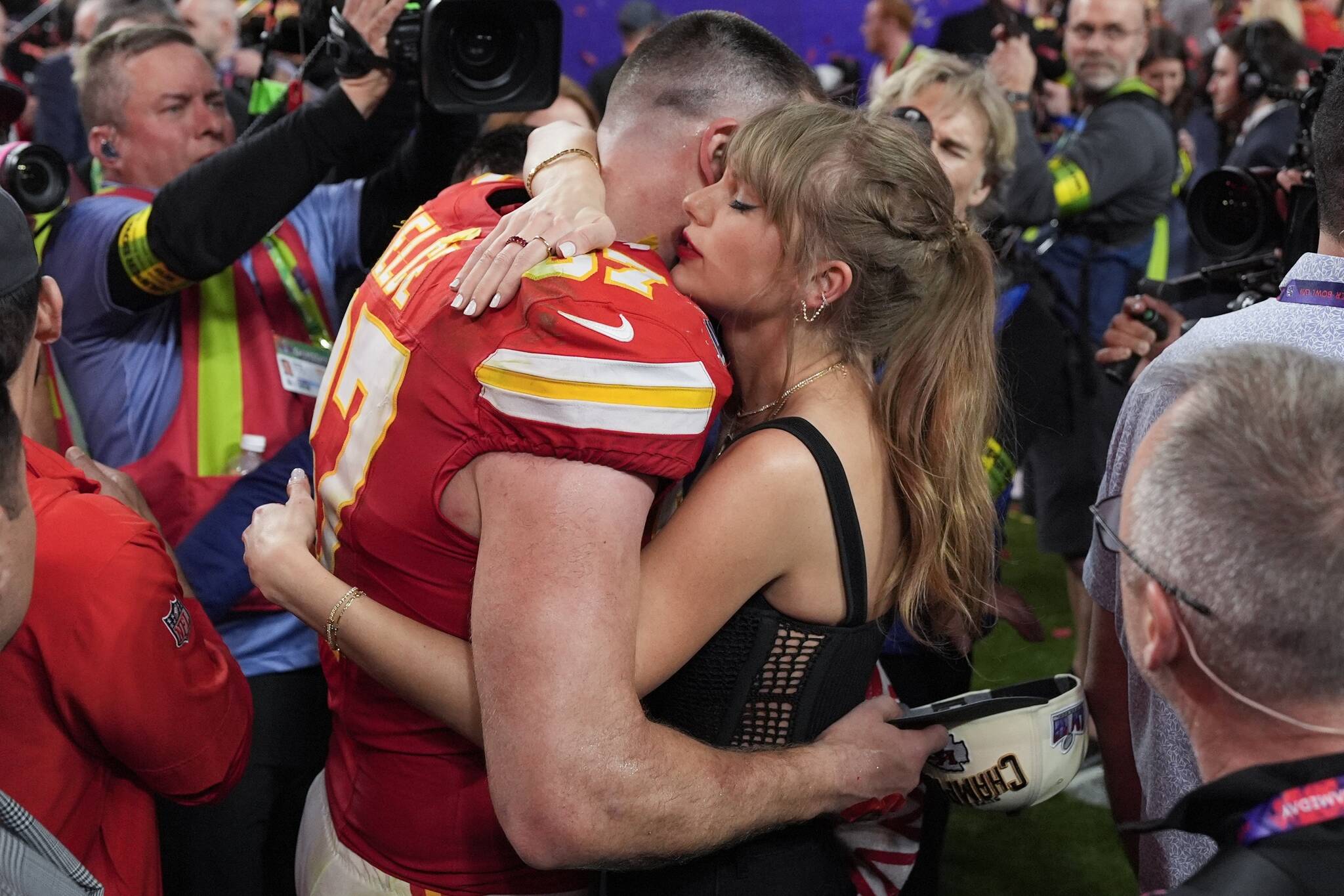 Taylor Swift embraces Kansas City Chiefs tight end Travis Kelce (87) after the NFL Super Bowl 58 football game against the San Francisco 49ers, Sunday, Feb. 11, 2024, in Las Vegas. The Kansas City Chiefs won 25-22 against the San Francisco 49ers. (AP Photo/John Locher)
