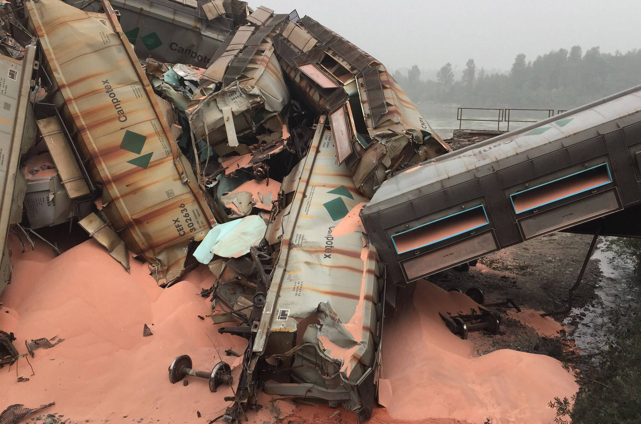 The Transportation Safety Board says a broken wheel set off a train derailment in B.C.’s Fraser Canyon, spilling six million kilograms of potash. (Emelie Peacock/Hope Standard)