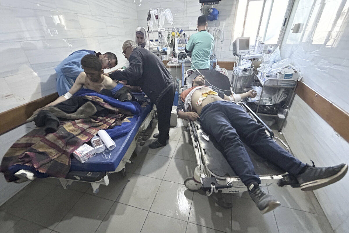 Palestinians wounded in an Israeli strike while waiting for humanitarian aid on the beach are treated in Al-Shifa Hospital in Gaza City on Feb. 29. Photo: Mahmoud Essa/AP Photo