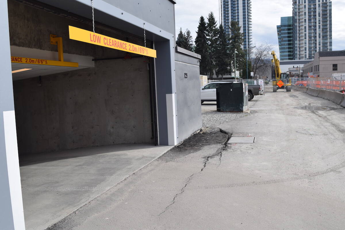 A large crack can be seen at the entrance to the parking garage at Hadgraft Wilson Place in Kelowna. (Brittany Webster/Capital News)