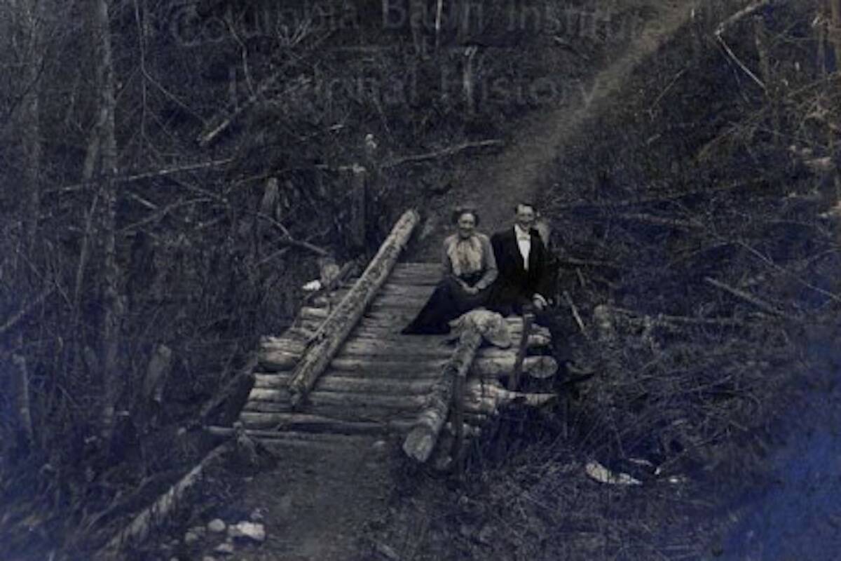 Couple on Dewdney Trail between Rossland and Trail, July 1900. (Rossland Museum)