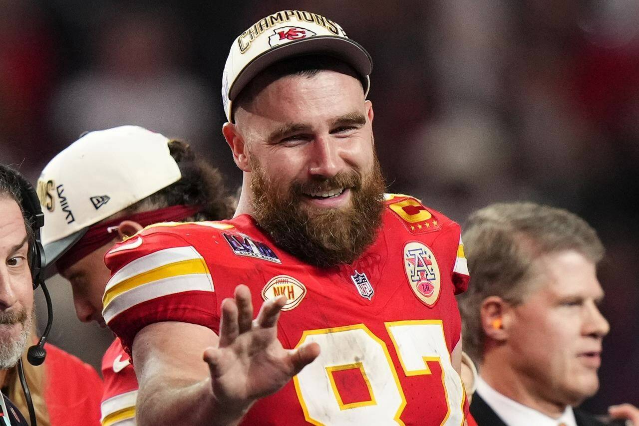 FILE - Kansas City Chiefs tight end Travis Kelce (87) waves after the NFL Super Bowl 58 football game against the San Francisco 49ers Sunday, Feb. 11, 2024, in Las Vegas. The tight end has been cast on FX’s “American Horror Story: Grotesquerie” season. (AP Photo/Frank Franklin II, File)