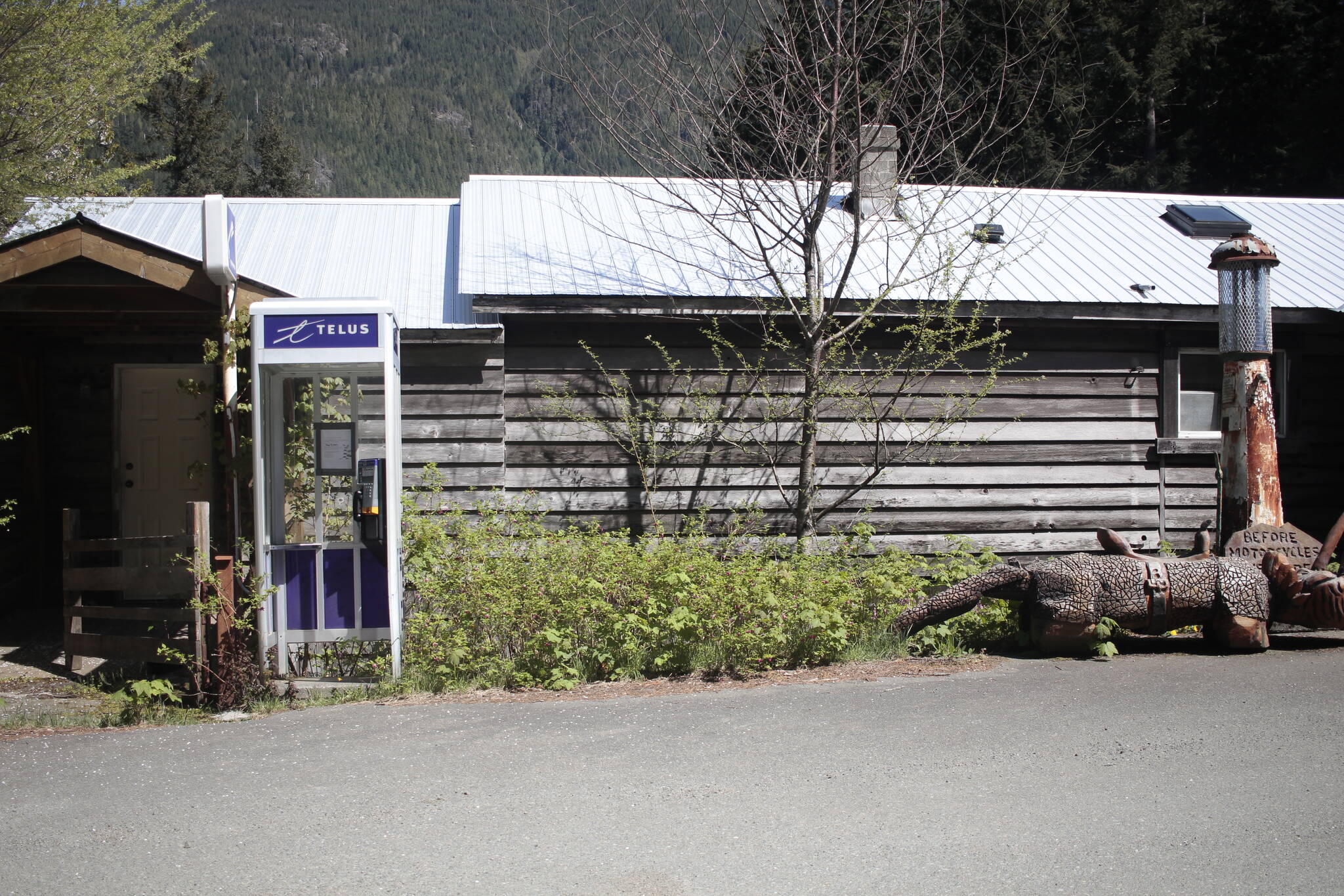 The pay phone at Roberts Lake Resort will be unplugged in coming days. Photo by Marc Kitteringham/Campbell River Mirror