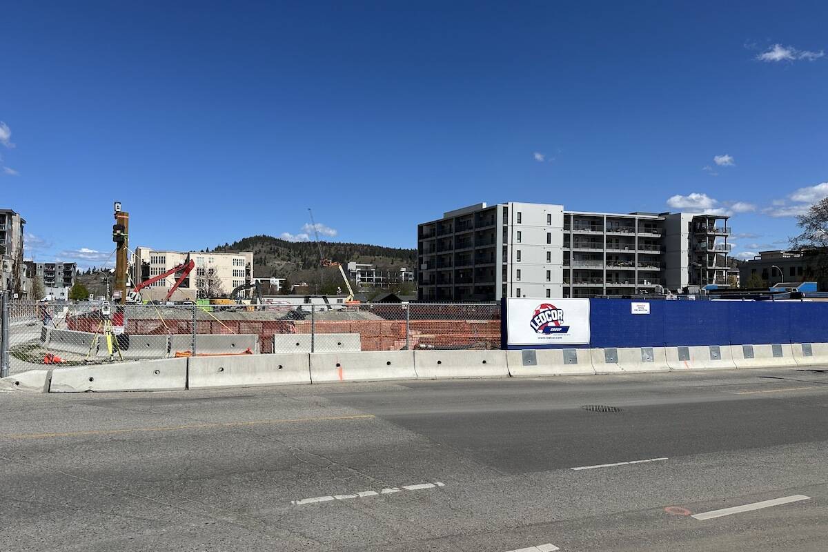 The UBCO downtown Kelowna campus construction has resumed. The evacuated low-income housing Hadgraft Wilson Place can be seen in the background. (Brittany Webster/Capital News)