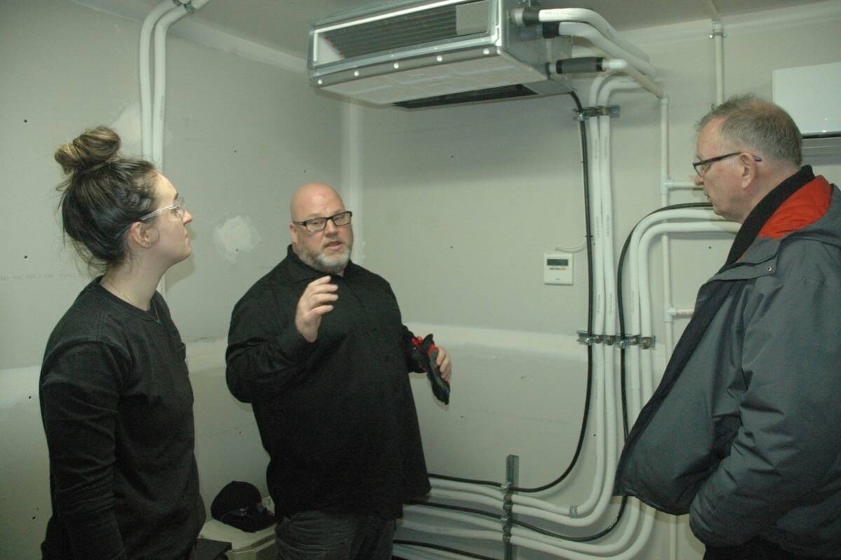 Bruce Ralston, BC’s Minister of Energy, Mines and Low Carbon Innovation (right), talks heat pumps with Deon Lane (centre), an instructor at VIU’s refrigeration air-conditioning mechanic shop located in the university’s Cowichan Trades Centre, and student Taylor Bacon. (Robert Barron/Citizen)